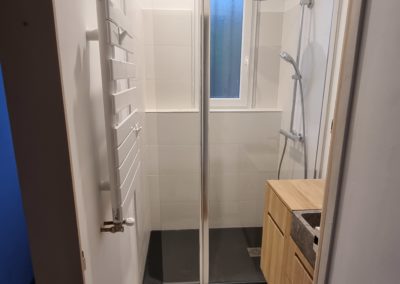 Salle de douche avec sèche serviette mpc muzon treillieres nantes